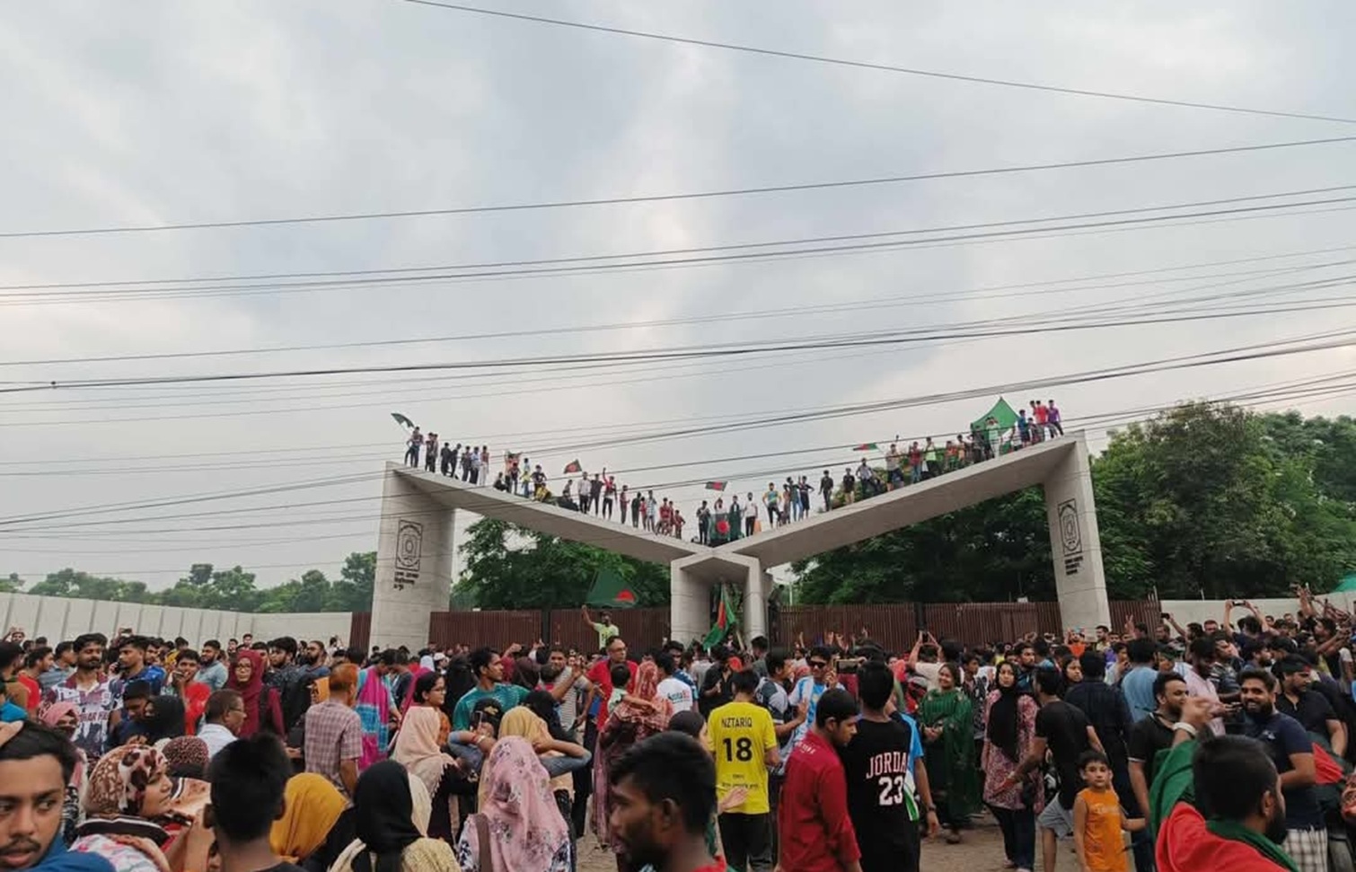 শহিদের রক্তে অর্জিত বিজয় উল্লাস।