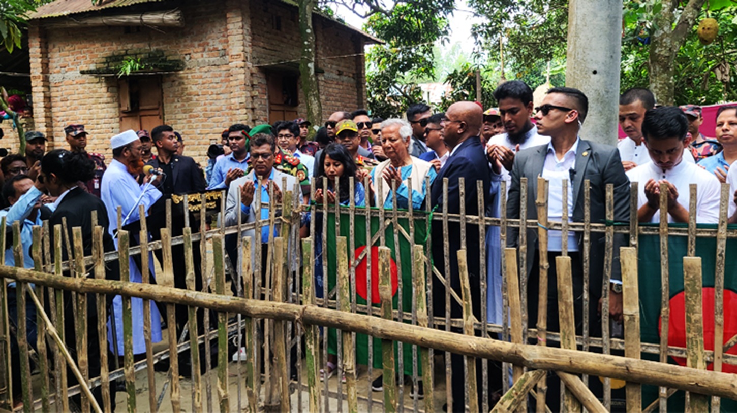 আবু সাঈদের কবর জিয়ারত করছেন ড. ইউনূস