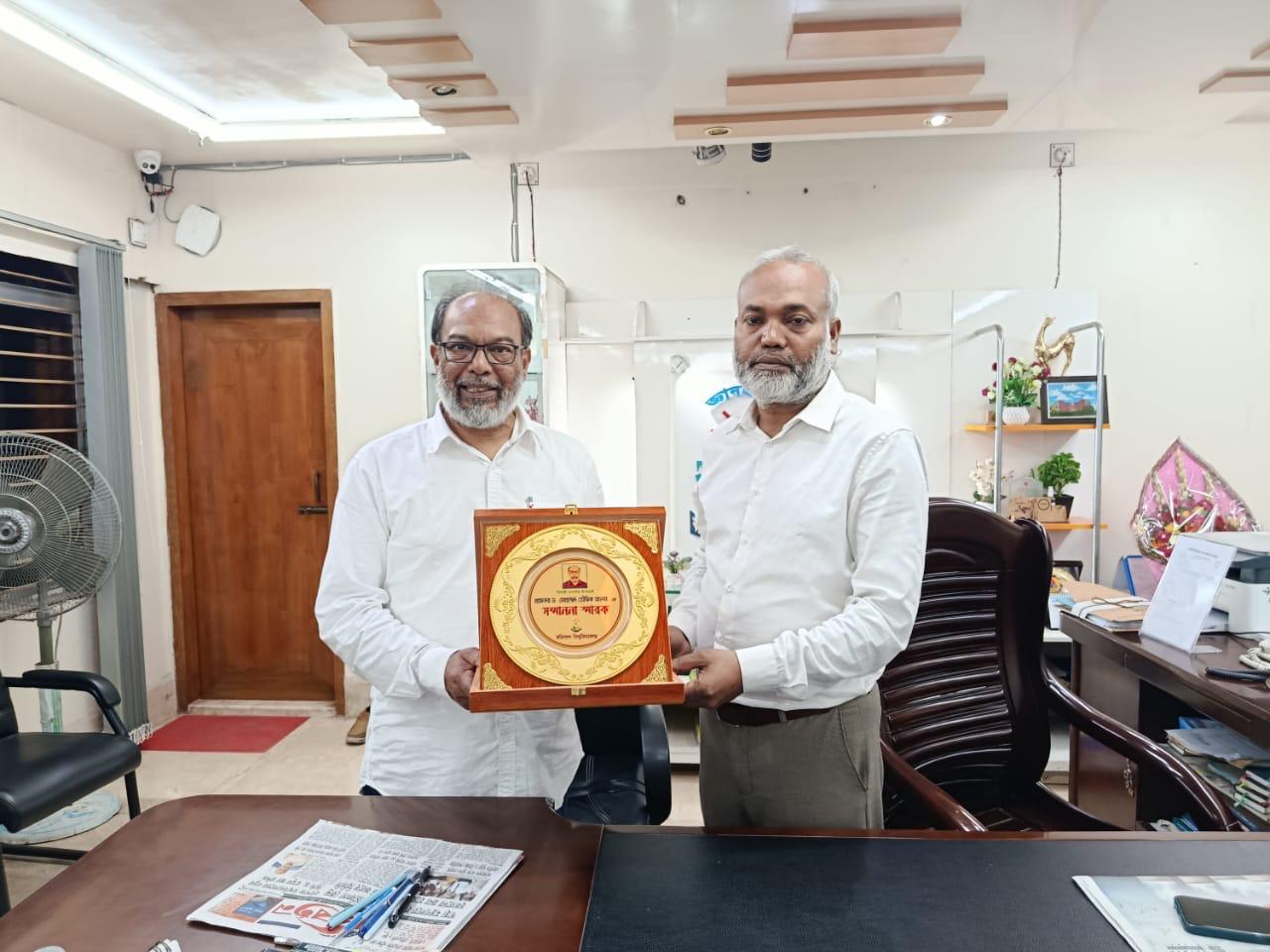 বরিশাল লগইনের নবনিযুক্ত মাননীয় উপাচার্য প্রফেসর ড.মোঃ মামুন অর রশিদ লগইনের সদ্য সাবেক উপাচার্য প্রফেসর ড.মোহাম্মদ তৌফিক আলম কে ফুল ও ক্রেস্ট দিয়ে বিদায়ী শুভেচ্ছা জানিয়েছেন